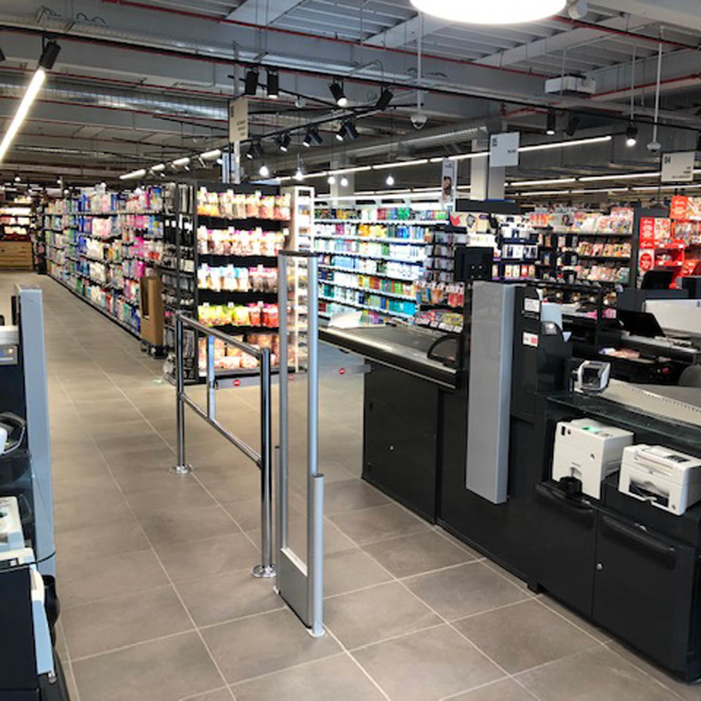 Artikelbeveiliging in een winkel met alarmpoorten en beveiligingslabels Delhaize Oostende